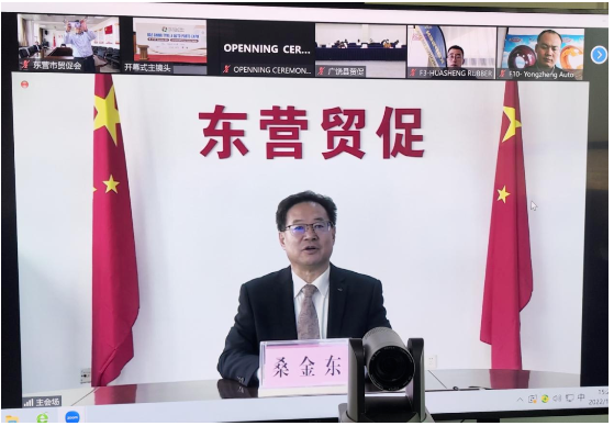 　當天，一場關于輪胎的“空中聯姻”在廣饒縣國際博覽中心舉行，此次推廣行動利用Zoom平臺、以視頻會議的形式舉行，青島雙星、金宇輪胎、永盛橡膠、方興橡膠、華盛橡膠等10余家企業進行了品牌推介，并與Brandlab Solutions等非洲的30余家采購商通過“屏對屏”進行了“一對一”精準對接洽談，圍繞產業現狀、市場需求等問題進行深度交流，在線參與人數達2100人次。