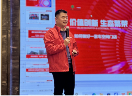 杭州興立得實(shí)業(yè)有限公司總經(jīng)理朱磊為會議致辭,感謝了廣大零售商對公司一如既往的助力和支持,在答謝會上,興立得也為大家準(zhǔn)備了豐厚大禮,回饋給每一位同行的伙伴。他鼓舞零售商在后疫情時(shí)代強(qiáng)勢信心,朝陽1號的支持,是面對市場有力的實(shí)力支撐。 杭州興立得實(shí)業(yè)有限公司總經(jīng)理朱磊為會議致辭,感謝了廣大零售商對公司一如既往的助力和支持,在答謝會上,興立得也為大家準(zhǔn)備了豐厚大禮,回饋給每一位同行的伙伴。他鼓舞零售商在后疫情時(shí)代強(qiáng)勢信心,朝陽1號的支持,是面對市場有力的實(shí)力支撐。