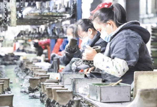近日，在位于畢節高新區的貴州陸海龍騰鞋業有限公司生產車間，400余名員工正忙著趕制訂單，經過裁剪、上膠、定型、品檢等一系列工序，一雙雙成品鞋陸續下線，銷往國內外市場。
