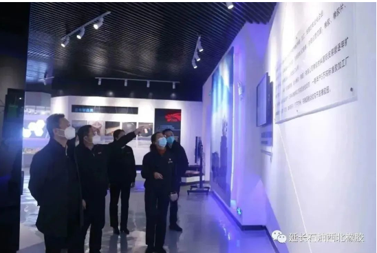 崔副主任十分關心西北橡膠公司的生產經營狀況,慰問結束,前往油箱附件生產現場,了解了產品的性能以及銷售情況,并參觀了企業展廳,聽取了企業近期生產經營以及重點工作推進情況匯報。 崔副主任十分關心西北橡膠公司的生產經營狀況,慰問結束,前往油箱附件生產現場,了解了產品的性能以及銷售情況,并參觀了企業展廳,聽取了企業近期生產經營以及重點工作推進情況匯報。