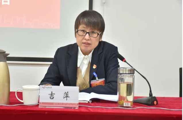 公司黨委副書記、經(jīng)理吉萍作了題為《改革發(fā)展促創(chuàng)新 轉(zhuǎn)型升級強(qiáng)管理 奮力開創(chuàng)金隅涂料高質(zhì)量發(fā)展新局面》的行政工作報(bào)告。 公司黨委副書記、經(jīng)理吉萍作了題為《改革發(fā)展促創(chuàng)新 轉(zhuǎn)型升級強(qiáng)管理 奮力開創(chuàng)金隅涂料高質(zhì)量發(fā)展新局面》的行政工作報(bào)告。