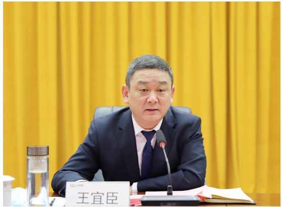 　橡膠公司黨委書記王宜臣主持會議，并就貫徹落實好會議精神提出要求，要堅定不移講政治。要持之以恒嚴紀律。要鍥而不舍轉(zhuǎn)作風。要全面融合強黨建。要深刻領(lǐng)會、準確把握會議精神，積極謀劃新思路新舉措，全面落實“13335”工作總要求，為橡膠公司鞏固企穩(wěn)回升的向好趨勢，實現(xiàn)可持續(xù)發(fā)展作出積極貢獻。