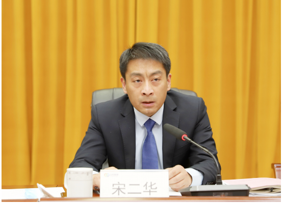 　橡膠公司董事長、總經(jīng)理宋二華在會上指出，2022年，大事、難事、棘手事接踵而至，工作節(jié)奏快、頭緒多，公司上下自信自強守正創(chuàng)新，銳意進取勇毅前行，各項工作穩(wěn)中有序?？傮w概括為：穩(wěn)中有進、趨勢向好。體現(xiàn)在：運行效率日趨穩(wěn)進、戰(zhàn)術(shù)理念愈加精進、重點任務(wù)扎實推進。干事創(chuàng)業(yè)的氛圍、品牌創(chuàng)建的效應(yīng)、成本管控的質(zhì)效持續(xù)向好。