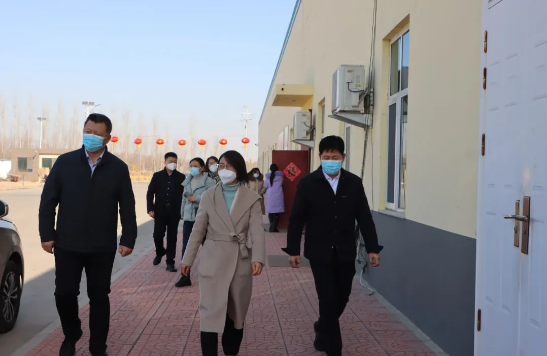 副縣長、縣公安局局長楊秀林到山東永盛橡膠集團、澳亞集團,指出企業(yè)要安全有序推動復工復產,盡最大努力減少疫情對經濟社會發(fā)展的影響。要主動與企業(yè)溝通對接,及時了解企業(yè)所需,幫助企業(yè)解決實際問題。 副縣長、縣公安局局長楊秀林到山東永盛橡膠集團、澳亞集團,指出企業(yè)要安全有序推動復工復產,盡最大努力減少疫情對經濟社會發(fā)展的影響。要主動與企業(yè)溝通對接,及時了解企業(yè)所需,幫助企業(yè)解決實際問題。