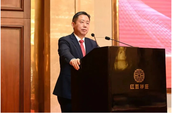紅豆集團董事局主席周海江表示,面對新的一年,要充滿信心,積極把握中國經濟快速恢復的新機遇,贏得主動,以三自六化推進企業高質量發展,加快實現三個“關鍵速度”,即業績增長速度、科技產品創新速度、自身進化速度,做強業績,做大市值,為實現百億通用、千億紅豆添磚加瓦。 紅豆集團董事局主席周海江表示,面對新的一年,要充滿信心,積極把握中國經濟快速恢復的新機遇,贏得主動,以三自六化推進企業高質量發展,加快實現三個“關鍵速度”,即業績增長速度、科技產品創新速度、自身進化速度,做強業績,做大市值,為實現百億通用、千億紅豆添磚加瓦。