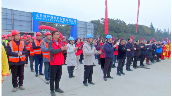 江南大學(xué)產(chǎn)業(yè)用紡織品研究室教授徐陽對(duì)項(xiàng)目的開工表示祝賀。 江南大學(xué)產(chǎn)業(yè)用紡織品研究室教授徐陽對(duì)項(xiàng)目的開工表示祝賀。