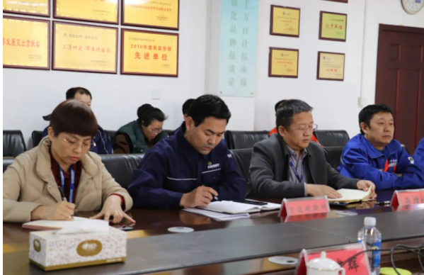 石化聯(lián)合會專家楊維軍、仲偉科對炭黑公司提出了建設(shè)性意見和建議,希望炭黑公司立足萬達集團產(chǎn)業(yè)鏈優(yōu)勢,結(jié)合行業(yè)發(fā)展前景和趨勢,促進特色高端炭黑產(chǎn)品研發(fā),提高自主創(chuàng)新能力,成為創(chuàng)新引領(lǐng)、綠色低碳的行業(yè)標桿。 石化聯(lián)合會專家楊維軍、仲偉科對炭黑公司提出了建設(shè)性意見和建議,希望炭黑公司立足萬達集團產(chǎn)業(yè)鏈優(yōu)勢,結(jié)合行業(yè)發(fā)展前景和趨勢,促進特色高端炭黑產(chǎn)品研發(fā),提高自主創(chuàng)新能力,成為創(chuàng)新引領(lǐng)、綠色低碳的行業(yè)標桿。