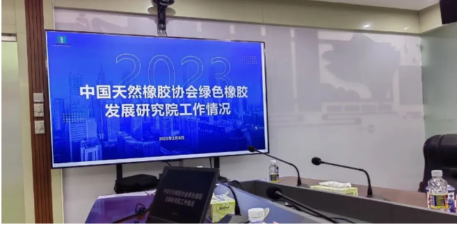 座談會上,中國天然橡膠協會與各調研單位圍繞天然橡膠產業綠色高質量發展,上下游緊密合作關鍵技術研發,橡膠林碳匯價值開發,全面鄉村振興和建設農業強國等方面開展交流與對接。 座談會上,中國天然橡膠協會與各調研單位圍繞天然橡膠產業綠色高質量發展,上下游緊密合作關鍵技術研發,橡膠林碳匯價值開發,全面鄉村振興和建設農業強國等方面開展交流與對接。