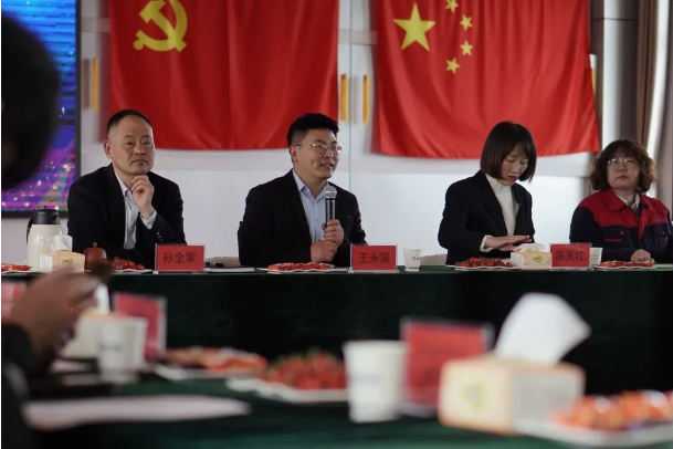 步入主會場,煙臺鑫泰電纜總經理王永強主持會議并致歡迎辭。王永強首先對供應商代表們的到來表示了歡迎。他表示供應商作為鑫泰電纜重要的合作伙伴,是鑫泰電纜生產優質產品的源頭。一直以來,雙方秉承精誠合作、攜手共贏的理念,共同支撐起公平、公開、持久、健康的合作環境。通過本次供應商大會的進一步深度交流,雙方將力爭最大化地實現“共創、共贏、共享”的供需合作關系。 步入主會場,煙臺鑫泰電纜總經理王永強主持會議并致歡迎辭。王永強首先對供應商代表們的到來表示了歡迎。他表示供應商作為鑫泰電纜重要的合作伙伴,是鑫泰電纜生產優質產品的源頭。一直以來,雙方秉承精誠合作、攜手共贏的理念,共同支撐起公平、公開、持久、健康的合作環境。通過本次供應商大會的進一步深度交流,雙方將力爭最大化地實現“共創、共贏、共享”的供需合作關系。