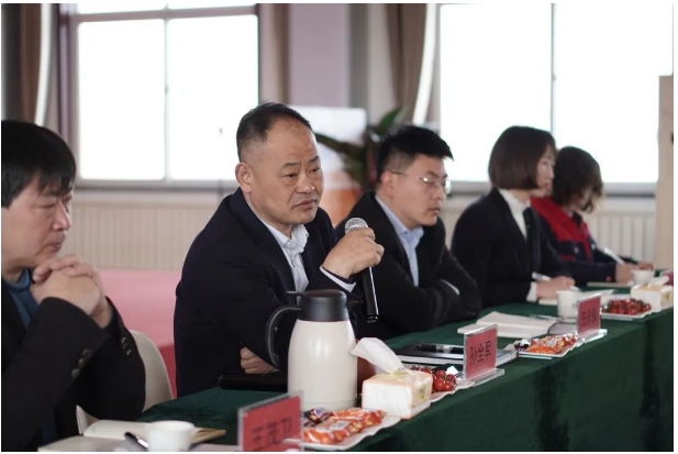 自由討論環節,鑫泰電纜生產總監王茂衛就其公司原材料采購痛點進行了詳細闡述。隨后部分供應商代表交流發言,對行業整體發展形式做出自己的判斷,對鑫泰電纜提出了很多合理化建議。為感謝部分供應商在鑫泰電纜經營發展過程中所作出的積極貢獻,會上表彰了各類優秀供應商11家。 自由討論環節,鑫泰電纜生產總監王茂衛就其公司原材料采購痛點進行了詳細闡述。隨后部分供應商代表交流發言,對行業整體發展形式做出自己的判斷,對鑫泰電纜提出了很多合理化建議。為感謝部分供應商在鑫泰電纜經營發展過程中所作出的積極貢獻,會上表彰了各類優秀供應商11家。