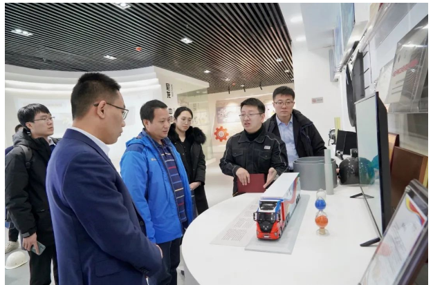 在科華賽邦新材料展廳，一行領(lǐng)導(dǎo)詳細(xì)了解了科華賽邦與白俄羅斯國(guó)家科學(xué)院合作研發(fā)的落地產(chǎn)品“耐低溫尼龍材料、碳纖維、高性能改性尼龍材料、聚酯類材料、3D增材材料”等多類復(fù)合材料