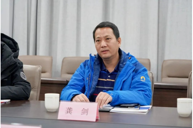 座談會(huì)上山東華凌電纜副總裁、董事會(huì)秘書(shū)王飛先生向深交所、市金融監(jiān)管局領(lǐng)導(dǎo)介紹了企業(yè)發(fā)展歷程、行業(yè)情況、融資情況及上市工作情況，并表示華凌將做好基礎(chǔ)工作、穩(wěn)健發(fā)展，加快上市進(jìn)程。