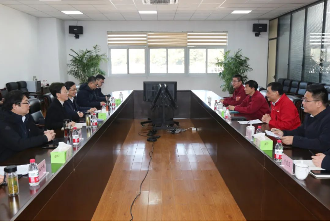 浙江省杭州市富陽區委書記吳玉鳳前往富陽經濟技術開發區，走訪了杭州中策清泉實業有限公司。