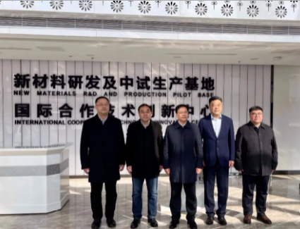 烏海市委書記唐毅帶領著一行人來到了青島黑貓研究院。