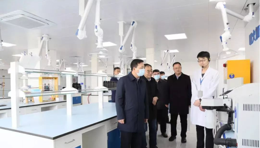 近日，烏海市委書記唐毅率領相關部門負責人赴青島和景德鎮(zhèn)考察黑貓集團，探討在碳基新材料、鋰電池負極材料和超導電炭黑等領域的投資合作，推動項目盡早落地建設。