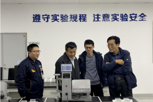江西耐普礦機(jī)股份有限公司董事長(zhǎng)鄭昊一行到訪青島黑貓研究院進(jìn)行考察。這次考察旨在加強(qiáng)雙方合作，探討新的合作領(lǐng)域，為產(chǎn)業(yè)技術(shù)革新和高質(zhì)量發(fā)展提供更好的支持。