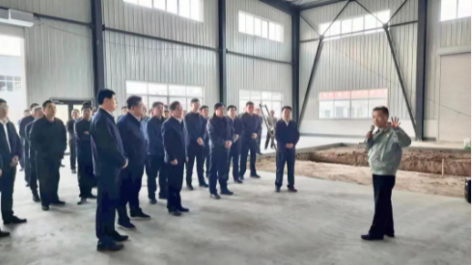 東平縣委書記馬煥軍率領縣級領導班子來到新東岳集團，調研項目建設情況。集團黨委書記、董事長李勇陪同調研。在這次調研中，雙方深入交流，就項目建設、企業發展等問題進行了探討。