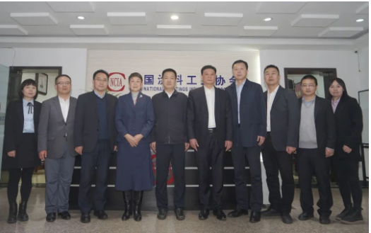 中國涂料工業(yè)協(xié)會與濮陽市人民政府進(jìn)行了一次深入交流，雙方就可持續(xù)發(fā)展、濮陽綠色涂料產(chǎn)業(yè)園區(qū)建設(shè)及未來相關(guān)合作事宜展開了討論。這次會議，不僅加深了雙方的友好合作關(guān)系，更為濮陽的涂料產(chǎn)業(yè)的可持續(xù)發(fā)展注入了新的動力。
