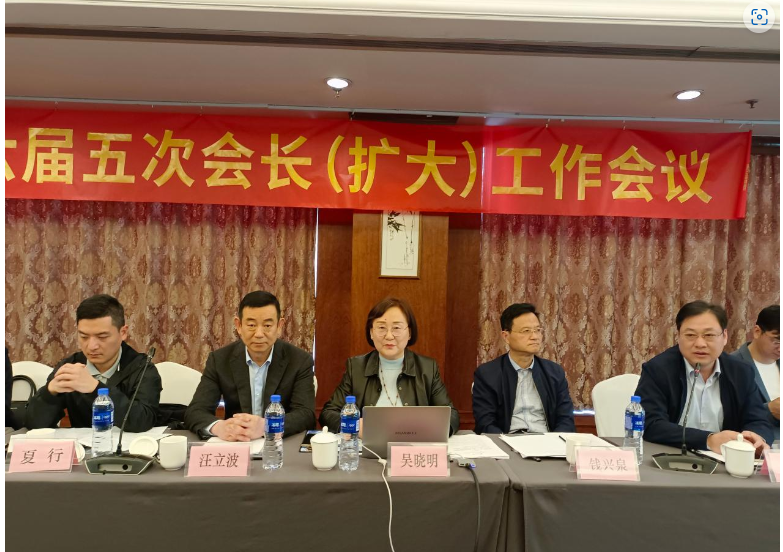在會議的征求意見環(huán)節(jié)，大家暢所欲言、統(tǒng)一思想，分享了各自企業(yè)當前的情況，并就企業(yè)創(chuàng)新求發(fā)展、練好內(nèi)功、多元化經(jīng)營模式等方面提出了各自的想法和建議。大家也就協(xié)會下步工作計劃、企業(yè)的需求、難題等展開討論，積極為行業(yè)發(fā)展建言獻策，達成了共識，并進一步明確了協(xié)會下步的工作思路。