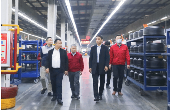 除了參觀棗礦橡膠公司，曹限東還深入全鋼八億橡膠和半鋼豐源輪胎實(shí)地交流，了解了生產(chǎn)組織、現(xiàn)場(chǎng)定置、設(shè)備運(yùn)行、員工面貌、物流發(fā)貨等。