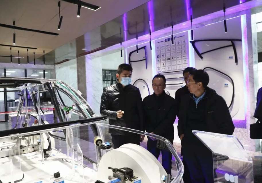 吳衛東博士一行先后參觀了建新總部產品展廳，試驗中心(CNAS認可試驗室)，膠管公司，減震、高分子、密封條梅橋工廠，實地考察建新的自動化生產線、智能化生產設備、橡膠原材料存儲環境、Audit匹配室及產品的生產工藝和流程等。期待建新繼續在汽車零部件領域深耕，聚焦主業實業，打造成為世界級科研領先的智能生態系統優質服務平臺。