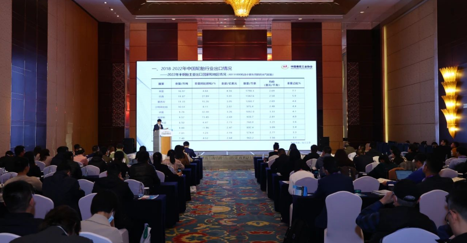 中國(guó)橡膠工業(yè)協(xié)會(huì)主辦的“2023中國(guó)橡膠年會(huì)”進(jìn)入第二天議程。會(huì)上，五位發(fā)言人就市場(chǎng)縱覽主題進(jìn)行了精彩的報(bào)告。內(nèi)容涉及我國(guó)乘用車替換胎市場(chǎng)需求增速、新能源車滲透率、歐盟及英國(guó)TBR“雙反”復(fù)審應(yīng)對(duì)、全球OTR輪胎市場(chǎng)展望等。