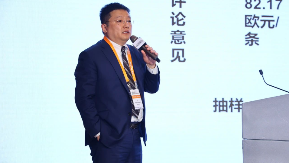 其次，LMC汽車市場(chǎng)咨詢(上海)有限公司總經(jīng)理曾志凌發(fā)表了《中國(guó)乘用車市場(chǎng)現(xiàn)狀與展望》的報(bào)告。他認(rèn)為，由于碳酸鋰電池價(jià)格接近腰斬，新能源車價(jià)格戰(zhàn)成為拉動(dòng)銷量的手段，中國(guó)新能源車市場(chǎng)仍有潛力和空間。從價(jià)格段來看，價(jià)值10萬～15萬元/輛的乘用車電動(dòng)化比例僅為14.3%。從區(qū)域來看，電動(dòng)車占有率東部沿海較內(nèi)陸為高。從法規(guī)來看，雙積分3.0版政策將進(jìn)一步推動(dòng)電動(dòng)化進(jìn)程。預(yù)計(jì)到2023年，我國(guó)新能源車的滲透率將達(dá)到35%，2025年將達(dá)到44%。