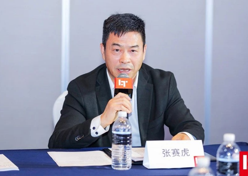 在大會(huì)G20領(lǐng)袖峰會(huì)上，薩馳智能高級(jí)副總裁張賽虎發(fā)表重要演講，向參會(huì)的領(lǐng)導(dǎo)和同仁分享了薩馳智能在智能產(chǎn)線、智慧工廠一站式整體解決方案和服務(wù)方面積累的經(jīng)驗(yàn)，以及未來的發(fā)展方向和思路。他強(qiáng)調(diào)，薩馳智能將始終堅(jiān)持創(chuàng)新驅(qū)動(dòng)戰(zhàn)略，聚焦高端核心裝備制造、高效供應(yīng)鏈和優(yōu)質(zhì)客戶服務(wù)的數(shù)字化智能產(chǎn)線高質(zhì)量發(fā)展戰(zhàn)略，為更多行業(yè)的企業(yè)邁向數(shù)智物流、實(shí)現(xiàn)數(shù)字化轉(zhuǎn)型提供更好的服務(wù)。