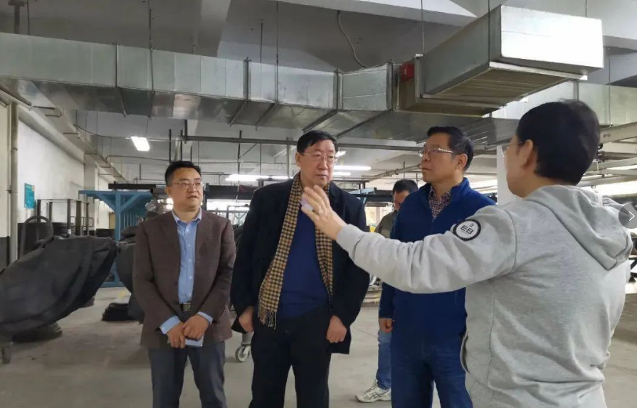 在二樓大廳，大家共同觀看了輪胎翻新宣傳片以及智能管理系統視頻資料。張秀麗詳細為李會長一行介紹了智能管理系統的目的以及各項功能等。接著，大家共同參觀了鄭州萬通輪胎文化園，并參觀了翻新研發室。張秀麗詳細講解了輪胎的價值，稱一條輪胎完磨后只能發揮出30%的價值，其余70%的價值在于胎體。萬通采用普利司通的多次翻新工藝，翻新胎的胎面膠使用里程可達25到30萬公里，同樣具有普利司通新胎的性能。張秀麗表示，翻新和智能管理系統項目符合當代的創新趨勢，是發展循環經濟綠色經濟，可有效降低車輛事故，實現數字化轉型。