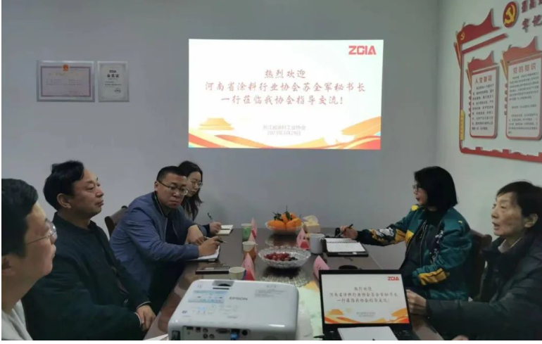 為加強(qiáng)兄弟協(xié)會(huì)之間的溝通，河南省涂料行業(yè)協(xié)會(huì)秘書(shū)長(zhǎng)蘇全軍一行4人于3月29日下午蒞臨浙江省涂料工業(yè)協(xié)會(huì)走訪學(xué)習(xí)。雙方就理事會(huì)建設(shè)、秘書(shū)處管理、服務(wù)政府及團(tuán)體標(biāo)準(zhǔn)等方面進(jìn)行交流，并分享各自的心得體會(huì)。
