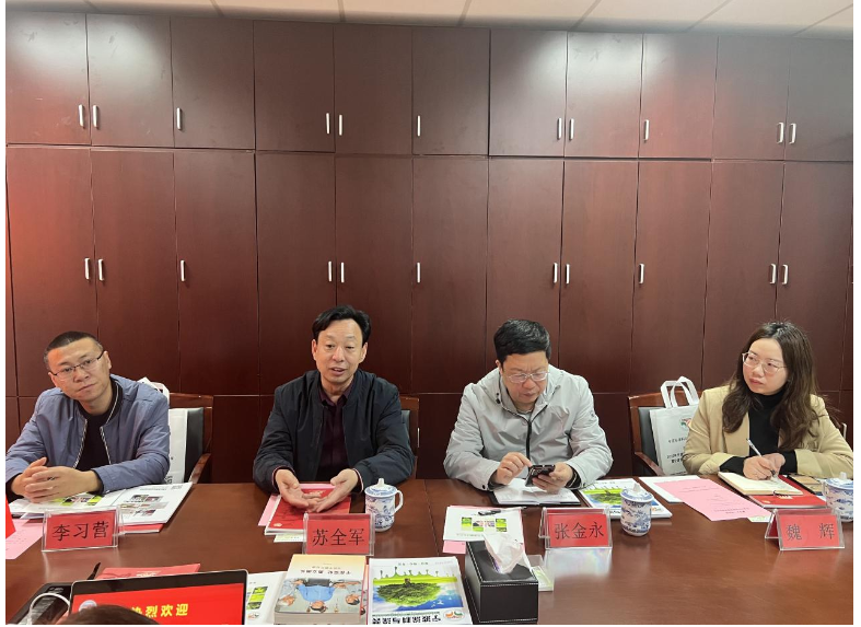 河南涂協(xié)蘇全軍秘書長(zhǎng)首先對(duì)吳曉明秘書長(zhǎng)將自身從事協(xié)會(huì)多年的工作經(jīng)驗(yàn)傾囊相授表示感謝，尤其是對(duì)平臺(tái)賦能企業(yè)發(fā)展、精準(zhǔn)服務(wù)企業(yè)、內(nèi)部精細(xì)化管理、黨建工作等方面作了重點(diǎn)介紹深有感受，寧波涂協(xié)務(wù)實(shí)接地氣，在服務(wù)上真正設(shè)身處地的為會(huì)員企業(yè)著想!寧波涂協(xié)的這些工作成績(jī)和經(jīng)驗(yàn)得到河南涂協(xié)一行一致認(rèn)同。