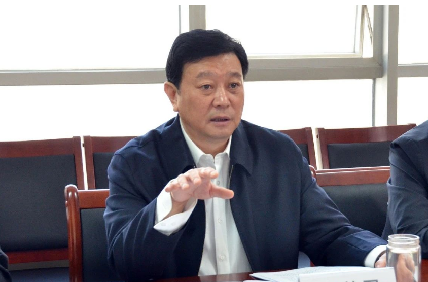 劉普軍會(huì)長(zhǎng)首先對(duì)李玉俊副市長(zhǎng)一行的來(lái)訪表示熱烈歡迎。他指出，中國(guó)涂料行業(yè)堅(jiān)定正確的政治方向，全面貫徹新發(fā)展理念，加快構(gòu)建新發(fā)展格局。目前中國(guó)涂料產(chǎn)業(yè)的發(fā)展布局尚不均衡，長(zhǎng)三角、珠三角地區(qū)相對(duì)成熟，東北地區(qū)還有待開(kāi)發(fā)。中國(guó)涂料工業(yè)協(xié)會(huì)將會(huì)大力支持牡丹江涂料產(chǎn)業(yè)的崛起，助力推動(dòng)牡丹江乃至東北地區(qū)的經(jīng)濟(jì)發(fā)展。相信東北地區(qū)一定會(huì)在各級(jí)黨委、政府的領(lǐng)導(dǎo)下，砥礪前行、重現(xiàn)輝煌。
