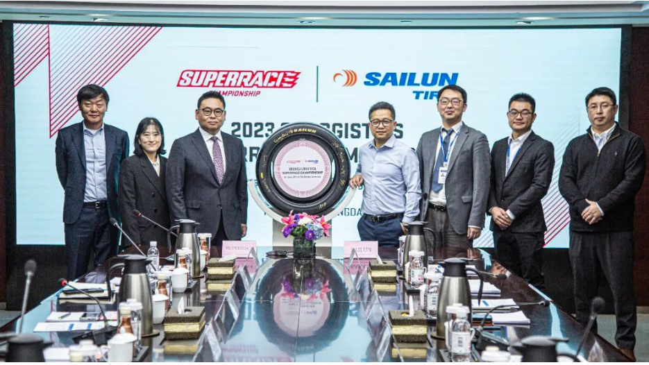 賽輪集團與韓國SUPERRACE公司在青島舉行“2023年CJ LOGISTIC SUPERRACE CHAMPIONSHIP”賽事簽約儀式，賽輪集團成為韓國最大賽事“CJ SUPERRACE GT CLASS”的獨家輪胎供應(yīng)商，這標志著賽輪集團賽事胎在國際化市場的開拓上邁出了堅實的一步。