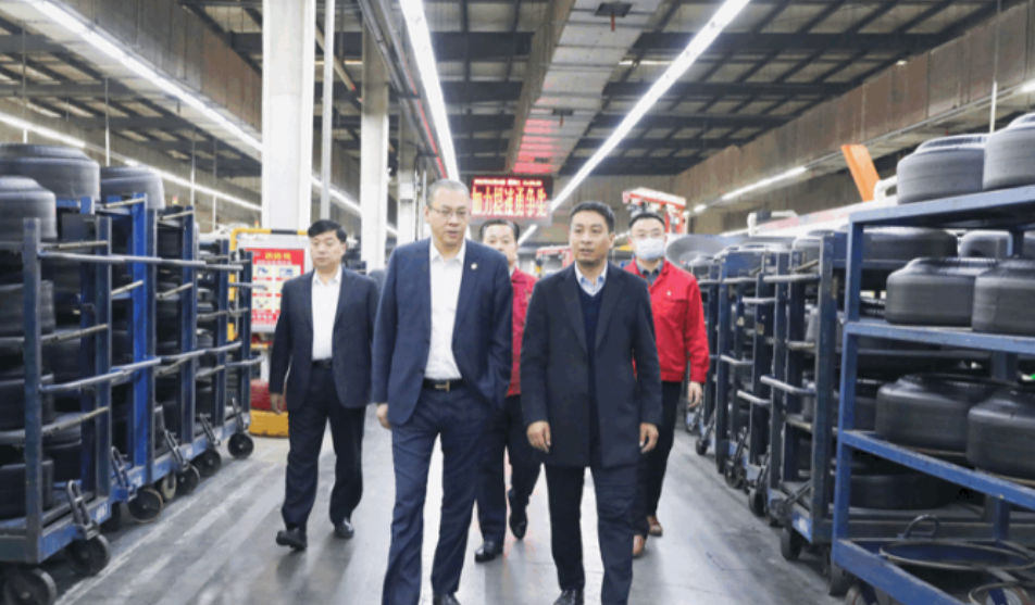 深圳市山東商會執(zhí)行秘書長陳振永一行到豐源輪胎公司進行了參觀交流。期間，陳振永一行還深入現(xiàn)場，實地查看了公司精益化生產(chǎn)及智能化存儲。