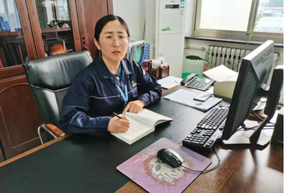萬達(dá)集團(tuán)·耐斯特炭黑有限公司劉明燕在第十二屆黃河口首席技師評選中榮獲榮譽(yù)稱號。經(jīng)過多輪角逐，劉明燕在眾多參賽者中脫穎而出。