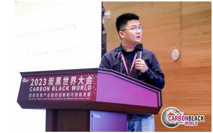 華南理工大學(xué)材料科學(xué)與工程學(xué)院郭寶春教授團(tuán)隊(duì)汪冬博士,受院長郭寶春委托,作了題為《橡膠/炭黑納米復(fù)合材料的界面調(diào)控與性能研究》的報(bào)告,報(bào)告介紹了通過界面調(diào)控改善炭黑在橡膠基體分散,提高界面相互作用的各種新方法和相關(guān)的機(jī)理,旨在制備出高性能兼具低滯后的橡膠/炭黑復(fù)合材料。 華南理工大學(xué)材料科學(xué)與工程學(xué)院郭寶春教授團(tuán)隊(duì)汪冬博士,受院長郭寶春委托,作了題為《橡膠/炭黑納米復(fù)合材料的界面調(diào)控與性能研究》的報(bào)告,報(bào)告介紹了通過界面調(diào)控改善炭黑在橡膠基體分散,提高界面相互作用的各種新方法和相關(guān)的機(jī)理,旨在制備出高性能兼具低滯后的橡膠/炭黑復(fù)合材料。