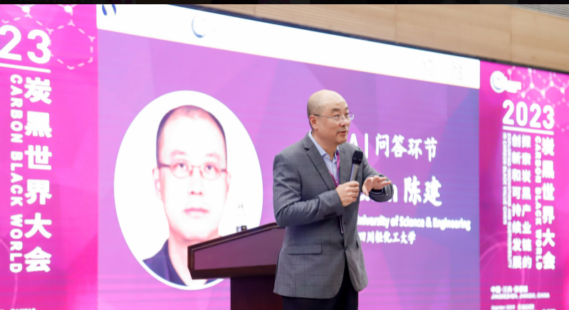 在會(huì)上，四川輕化工大學(xué)陳建教授受主辦方Smithers公司邀請(qǐng)，作了題為《炭黑超高硬度的發(fā)現(xiàn)及其對(duì)橡膠補(bǔ)強(qiáng)與耐磨性的作用》的大會(huì)報(bào)告。