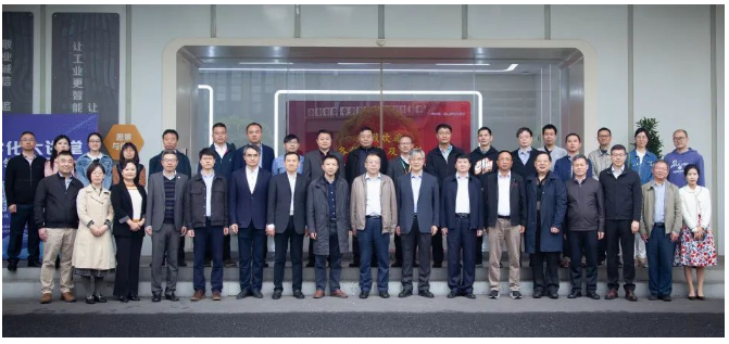軟控股份有限公司參與了國家重點研發(fā)計劃“全價值鏈產(chǎn)品質(zhì)量精益管控智能分析軟件項目”的研究，以解決流程行業(yè)產(chǎn)品質(zhì)量管控面臨的挑戰(zhàn)。