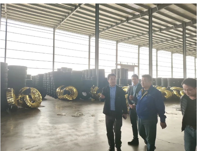 張永彬、余欣海深入兩家輪胎工廠，詳細了解實際運行情況。