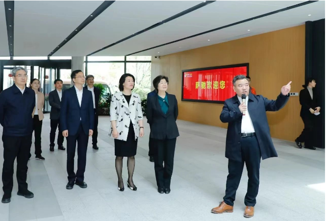 江蘇省政協(xié)主席張義珍一行日前到訪了薩馳智能裝備股份有限公司進(jìn)行考察調(diào)研。