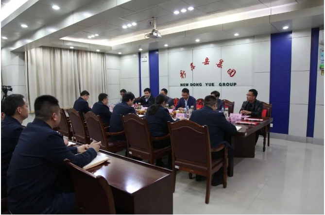 在隨后舉行的座談會上，集團黨委書記、董事長李勇熱情會見了來訪的青島大學專家學者，并與谷正教授、李群教授等人進行了親切交談。同時，殷峰就公司發(fā)展歷程、產品制造與銷售、獲得榮譽以及項目開展情況，軒召民就公司技術中心、技術研發(fā)與產品開發(fā)等情況分別向青島大學專家學者做了詳細介紹。
