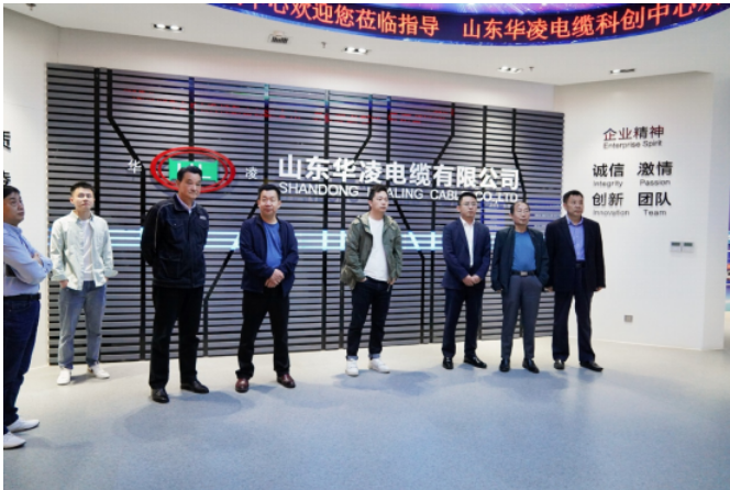 在山東華凌電纜有限公司，交流團(tuán)一行人首先參觀了電纜展廳。華凌電纜副董事長王兆波為大家介紹了華凌電纜的發(fā)展歷程、人才培育、產(chǎn)品研發(fā)及企業(yè)榮譽(yù)等情況。