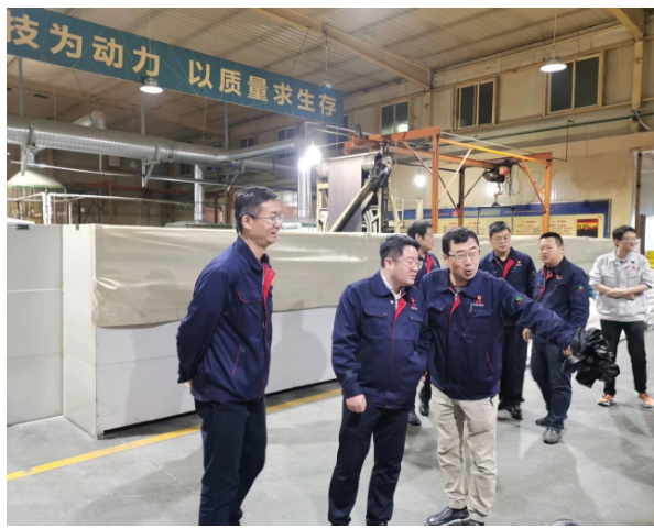 為了精確分析和解決膠管分公司在生產(chǎn)經(jīng)營(yíng)中的瓶頸問(wèn)題，推動(dòng)企業(yè)發(fā)展，陜西延長(zhǎng)石油物流集團(tuán)有限公司總經(jīng)理、黨委副書記張航偉一行于4月21日到該分公司調(diào)研生產(chǎn)經(jīng)營(yíng)、市場(chǎng)開發(fā)、安全環(huán)保等情況，公司副總經(jīng)理魏穩(wěn)戰(zhàn)陪同。