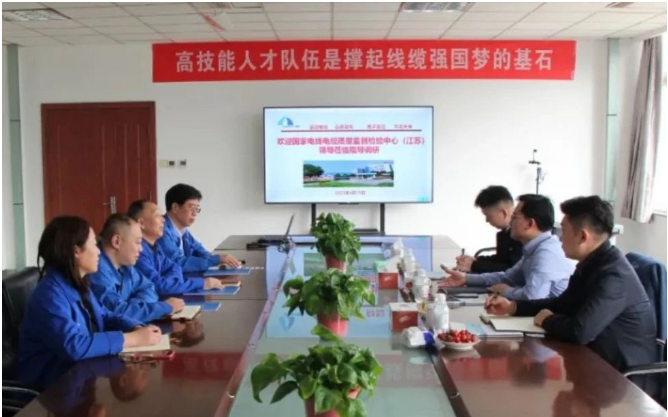 國家電線電纜質(zhì)量檢驗檢測中心(江蘇)吳江主任一行蒞臨青島豪邁電纜集團(tuán)有限公司進(jìn)行考察調(diào)研。雙方就品質(zhì)管理、檢驗試驗?zāi)芰Φ确矫嬲归_交流。