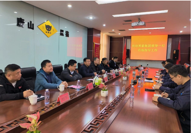 后，在座談會(huì)上，魏明表示，要在鞏固現(xiàn)有成績基礎(chǔ)上持續(xù)提升現(xiàn)場管理，積極與炭黑事業(yè)部及對(duì)口部門加強(qiáng)溝通對(duì)接，準(zhǔn)確把握市場需求及經(jīng)營決策，實(shí)現(xiàn)產(chǎn)銷平衡，加快完成現(xiàn)階段煤氣對(duì)接，徹底解決燃料問題，快速實(shí)現(xiàn)盈利。同時(shí)各車間要會(huì)算賬、算好賬，創(chuàng)造價(jià)值、干出效益。