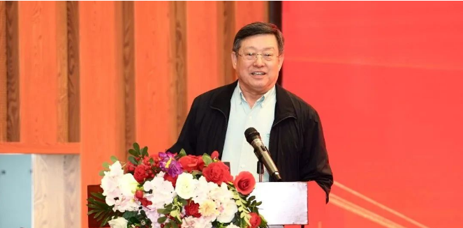 王曉方在發(fā)言中表示，每次來(lái)到國(guó)橡中心，都會(huì)被這里蓬勃向上的精神所鼓舞。中心自成立以來(lái)，通過(guò)不斷創(chuàng)新探索，推動(dòng)世界橡膠行業(yè)持續(xù)向前。此次中心第四次工作會(huì)議，從基礎(chǔ)研究、人才培養(yǎng)到制度管理，都做了全方位的部署，對(duì)于指導(dǎo)下一步工作開展具有重要意義。他希望接受聘書的同事要勇于承擔(dān)責(zé)任，發(fā)揮和繼承中心傳統(tǒng)的奮斗精神。同時(shí)，希望大家要有團(tuán)隊(duì)精神，相互配合、相互加持。今天中心取得的成就，就是大家共同努力的成果。