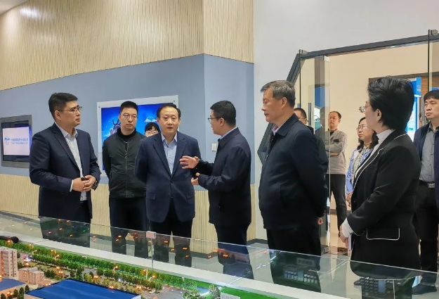 張國盛副主任一行參觀了集團公司文化展廳和產品展廳，了解了鵬翎集團在企業文化、產品研發方面取得的成就和創新。此外，張國盛副主任對集團公司在區域合作方面取得的進展和成績給予了肯定和贊揚，并希望集團公司在未來繼續發揮引領作用，為濱海新區乃至京津冀地區的蓬勃發展貢獻力量。