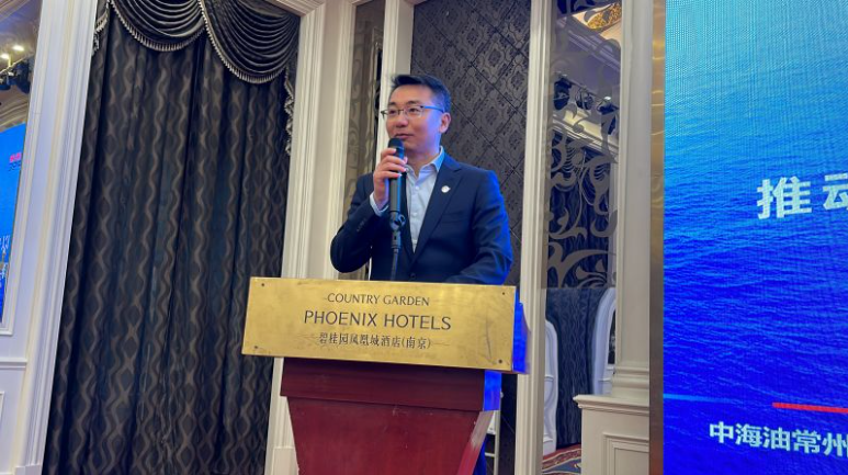 本次年會共設(shè)置了多個議題，中海油常州涂料化工研究院有限公司董事長高楊作《以守正創(chuàng)新推動涂料行業(yè)高質(zhì)量發(fā)展》演講，他表示常州涂料院守科研院所精神之正、創(chuàng)現(xiàn)代企業(yè)制度之新，形成了自己企業(yè)發(fā)展的思路。未來常住院將緊扣主責(zé)主業(yè)，突出核心能力建設(shè)，著力推動科技創(chuàng)新;努力探索“低碳”轉(zhuǎn)型方向，融入海油發(fā)展“碳中和”產(chǎn)業(yè)鏈，推動涂料新材料業(yè)務(wù)實現(xiàn)高質(zhì)量可持續(xù)發(fā)展，致力于打造中國涂料新材料行業(yè)“碳中和” 領(lǐng)軍企業(yè)。