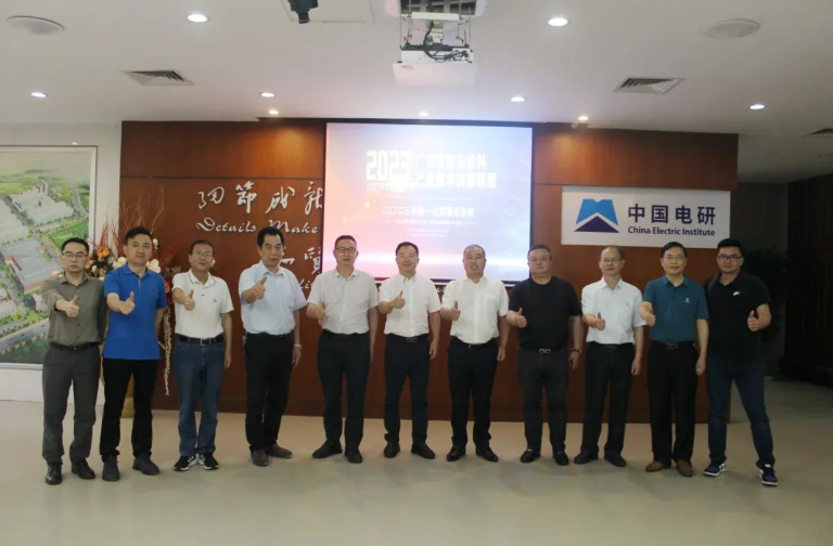粉末涂料作為一種環保涂料，未來發展前景良好，但存在行業準入門檻較低、產能嚴重過剩、中低端粉末涂料同質化嚴重、價格競爭激烈等弊病，嚴重制約著行業的發展。因此，會議呼吁骨干企業加大研發投入，加強科技創新，開發和尋找粉末涂料新興應用領域，如預涂卷材、集裝箱、新能源等。同時，應充分發揮聯盟內部產業鏈優勢，促進產學研用一體化發展，營造良好的協同發展生態。