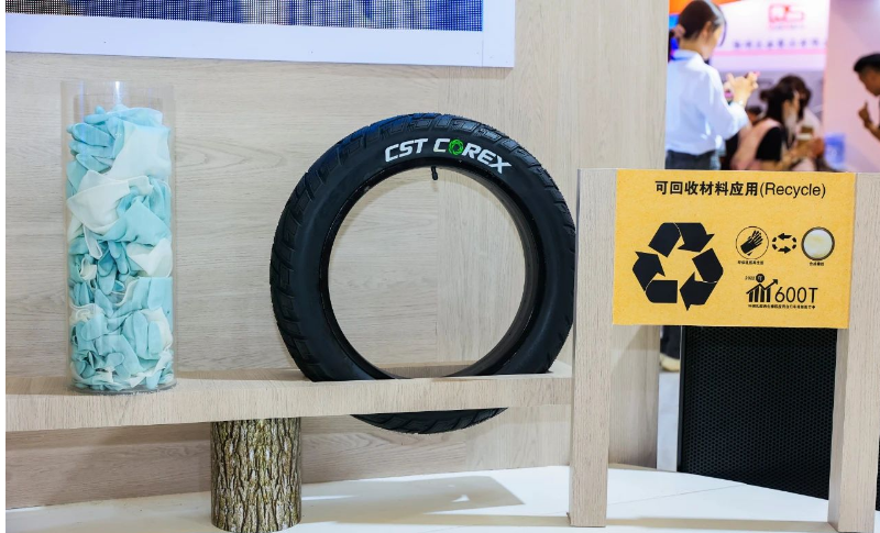正新將ESG永續材料技術應用到了適配E-MOPED的輪胎產品CST COREX中，使得輪胎更輕量化、更環保。該產品采用輕量化60TPI膚邊胎體設計，使輪胎重量減輕15%，每條輪胎可減少0.72KG的CO2排放，同時輪胎的滾動阻力降低10%以上。采用稻谷殼白煙配方，每條輪胎可減少1.07KG CO2排放。